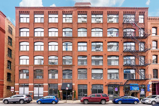1st image of 215 W Illinois St APT 3C