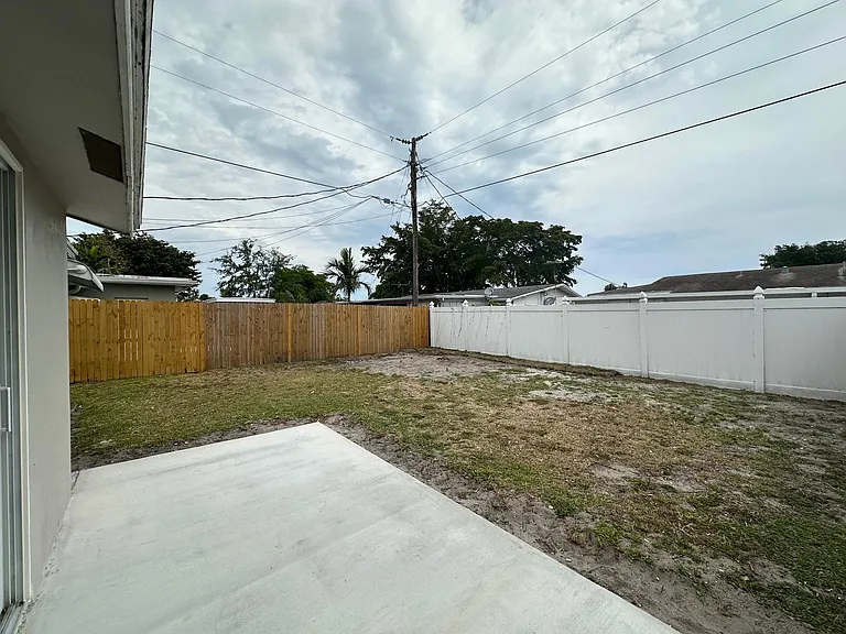 1404 SE 3rd Ter — Photo 17
