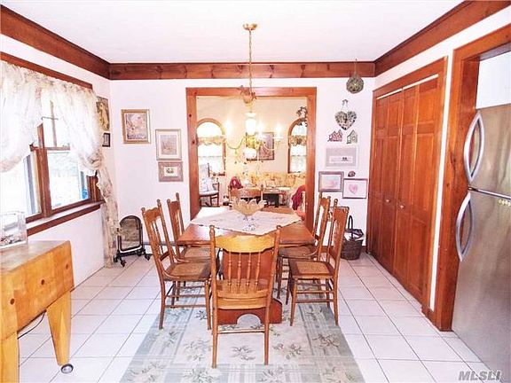 5th image of 45 Secatogue Ave