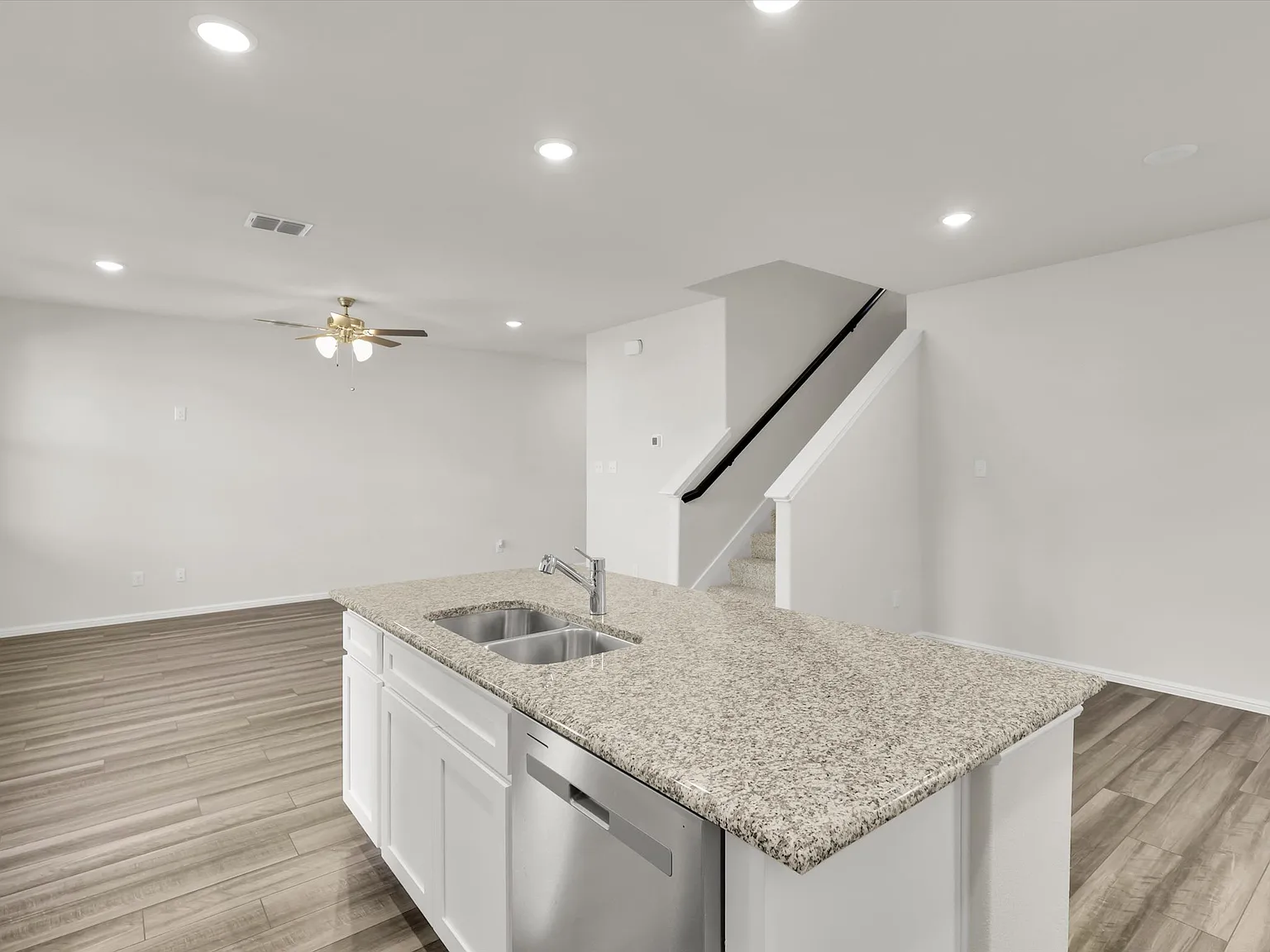 4 bed, 2006 sqft, $2,100 — Photo 4