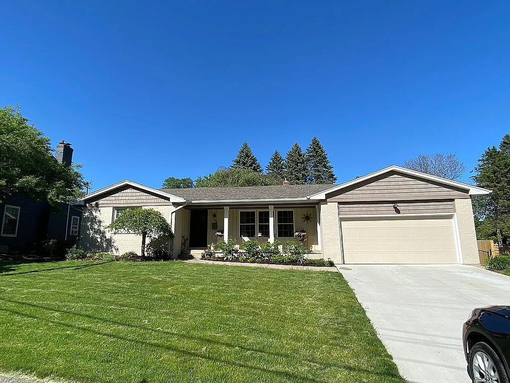 2306 Okemos Dr SE photo 1