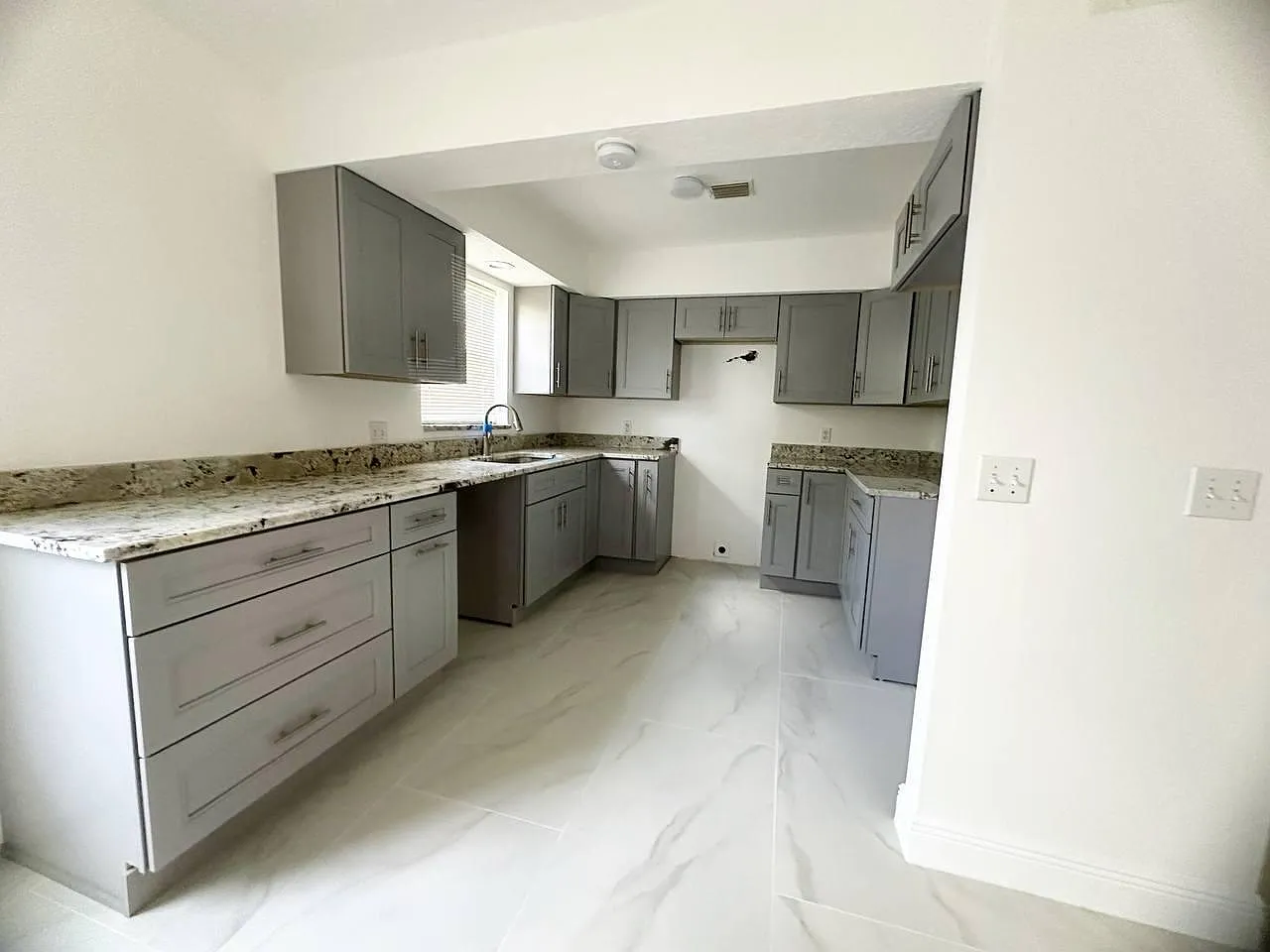 4 bed, 2.5 bath, 1583 sqft, $3,600 — Photo 4