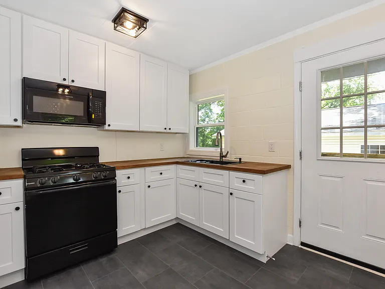 1111 S Meeting St — Photo 12