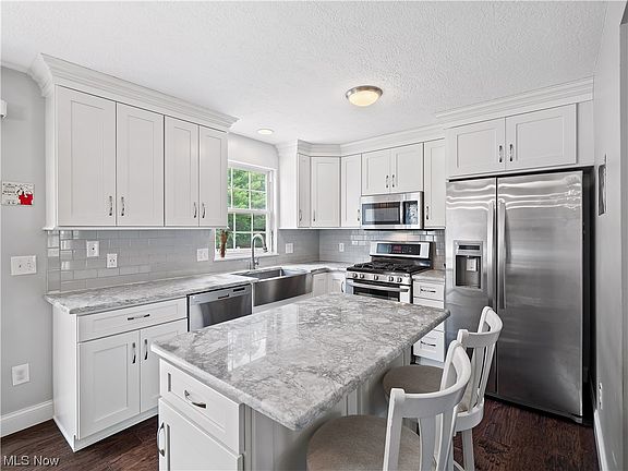 4th image of 485 Gladstone Dr