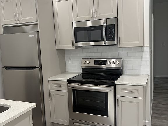 5th image of 3761 N 18th St Floor 2