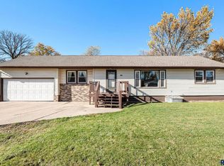 915 N Lincoln Ave, Madison, SD 57042