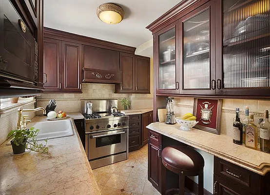 Sold by Warburg | media 6