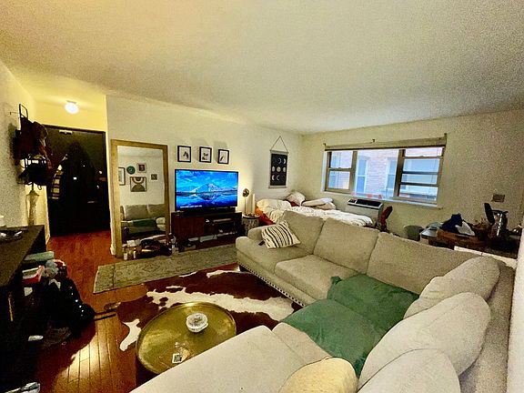 4th image of 521 W Briar Pl #305