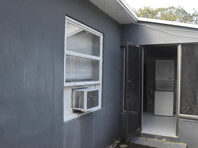 301 SW 8th St #1 — Photo 32