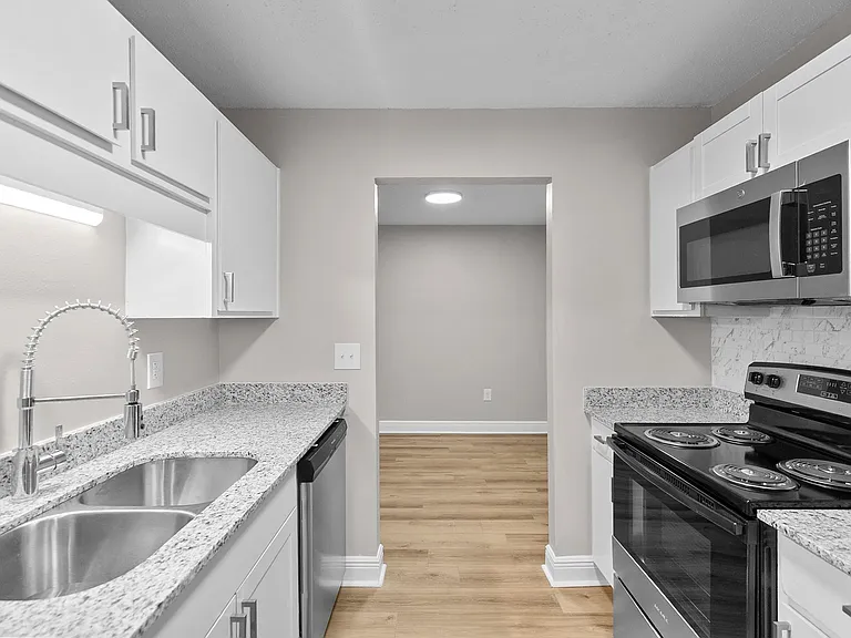 Pebble Creek Apartments — Photo 18