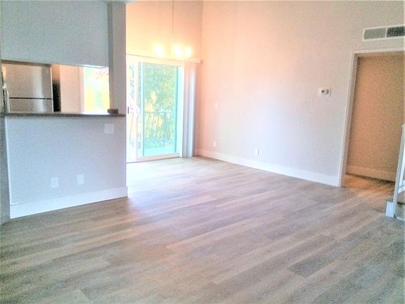 5th image of 11230 Camarillo St #201