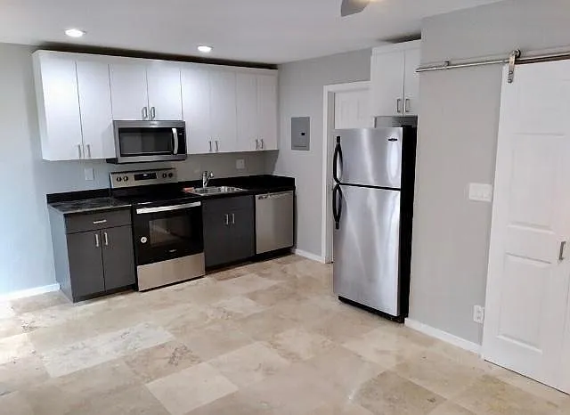 736 NE 13th Ct #17 — Photo 6