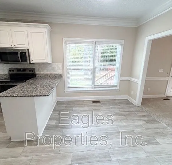 242 N Marion Dr — Photo 6