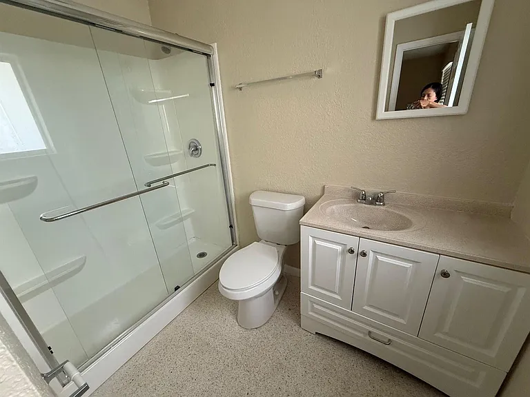 835 NE 18th Ct — Photo 7