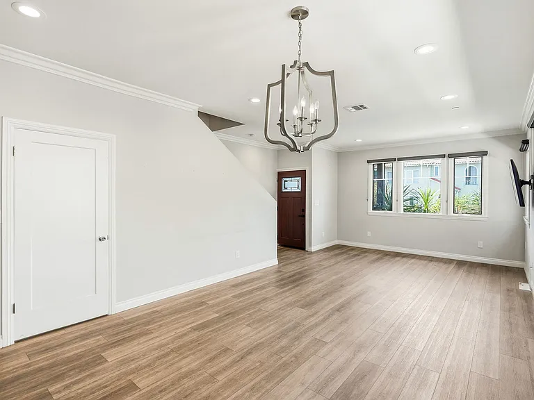 1822 S Harvard Blvd — Photo 23
