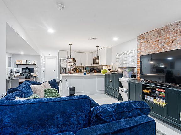 4th image of 248 Whiton St Floor 1