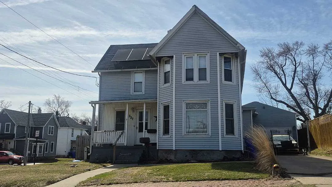 327 Lyle St photo 1