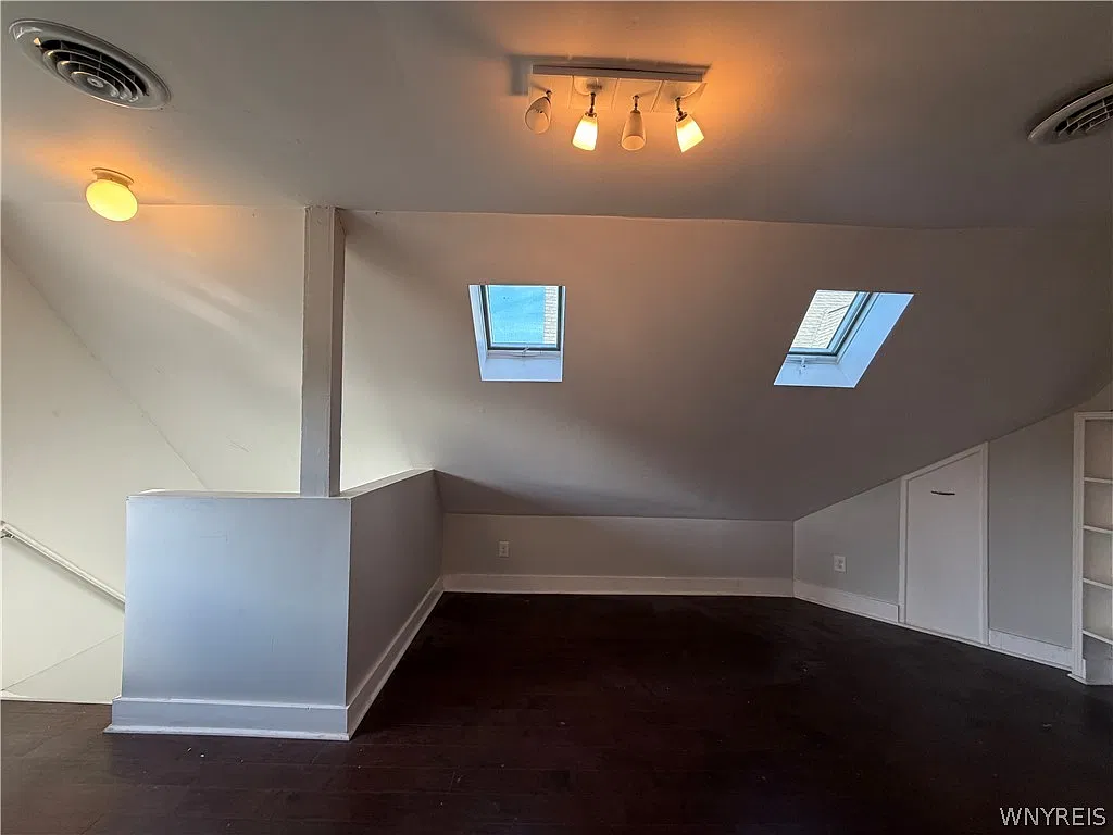 2 bed, 1.0 bath, 728 sqft, $1,350 — Photo 3