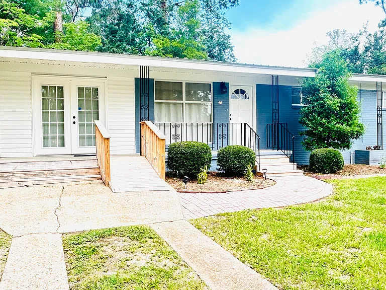 910 Saint Catherine Dr — Photo 1
