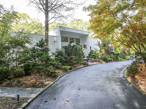3rd image of 8 Fox Hollow Dr