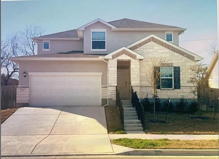 5 bed, 2.5 bath, 2758 sqft, $2,499 — Photo 1