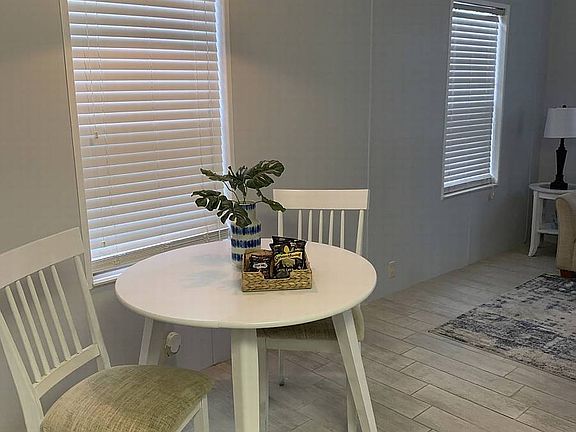 4th image of 832 Peacock Ln