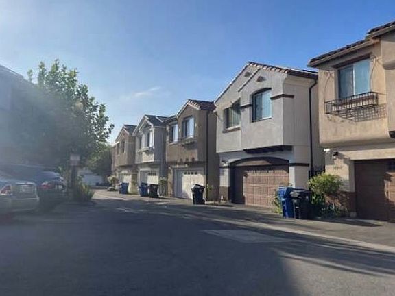 Exterior Neighborhood (street photo)