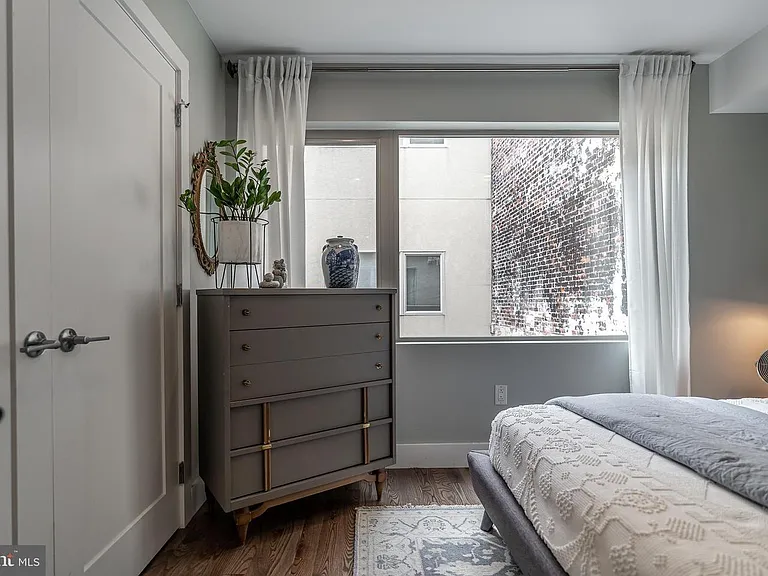 608 N American St — Photo 23