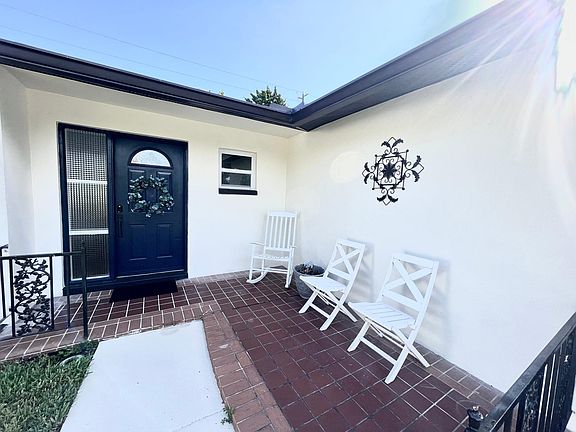 3rd image of 2066 Druid Park Dr N