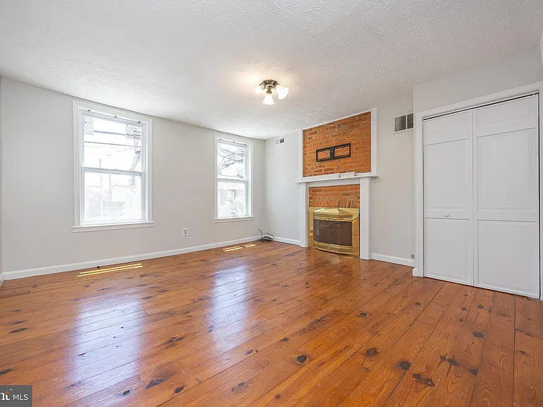206 E Cross St — Photo 14