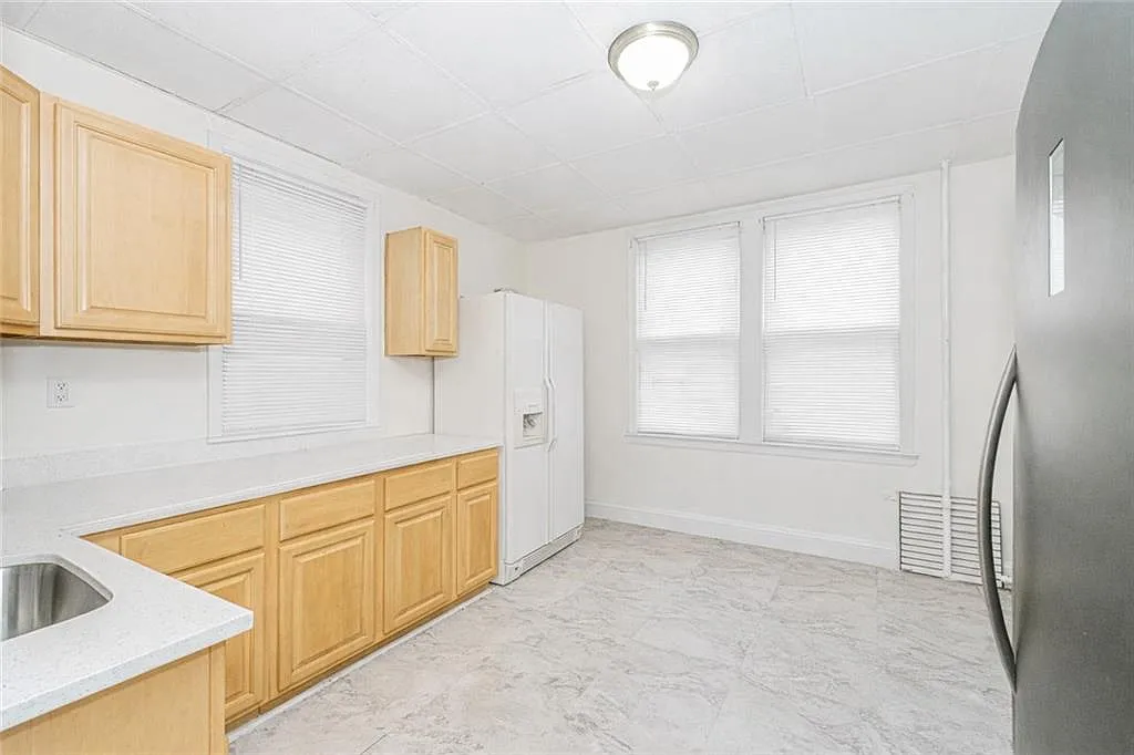 3 bed, 1.0 bath, 1000 sqft, $3,333 — Photo 4