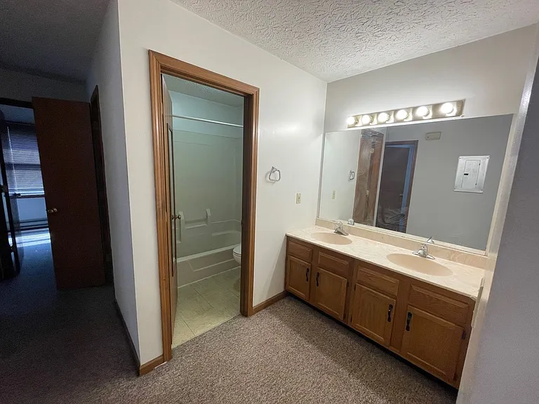 Leslie Manor Apartments — Photo 7