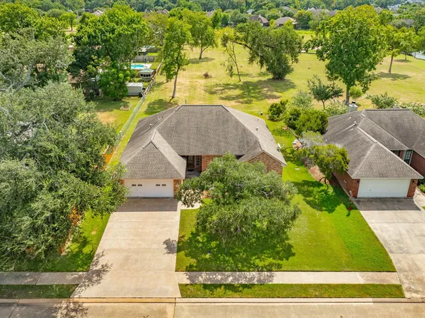 203 Lexington Ave, Clute, TX 77531
