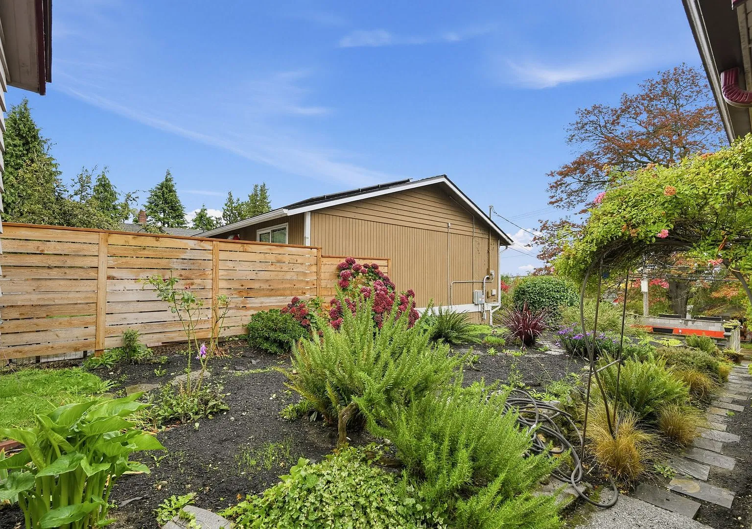 2Bd/1Ba Seattle Home — Photo 3
