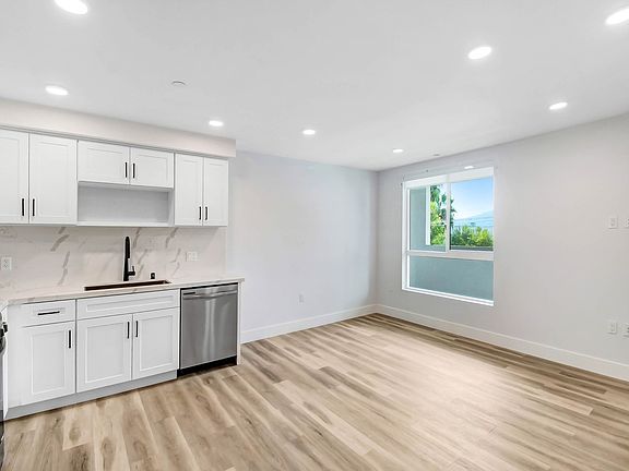 4th image of 5400 Carpenter Ave #302