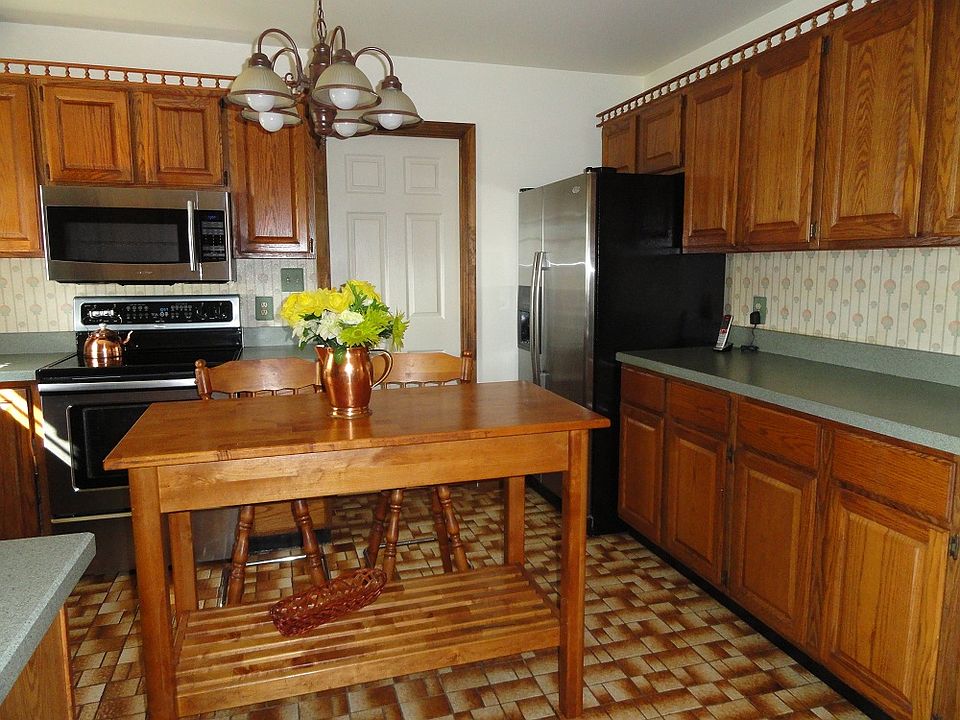 Lots of Cabinets, Counters