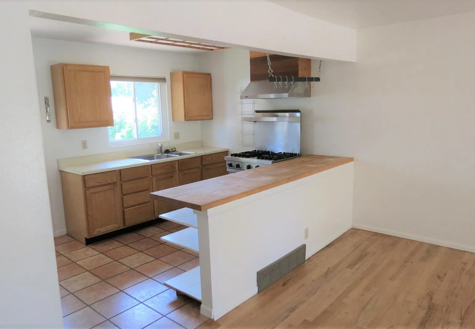 3 bed, 1008 sqft, $3,950 — Photo 3