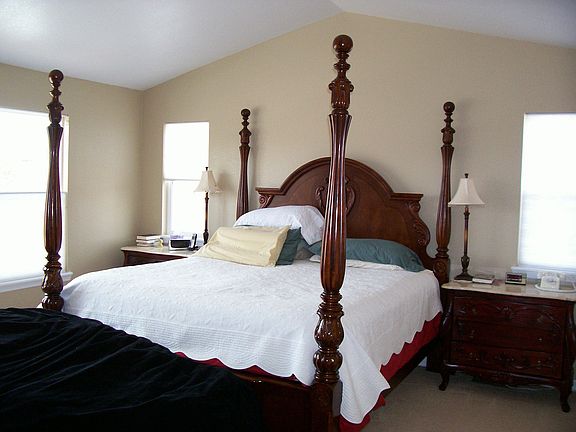 Huge master suite with vaulted ceilings