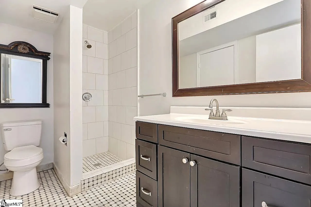 3 bed, 2.5 bath, 1978 sqft, $2,200 — Photo 1