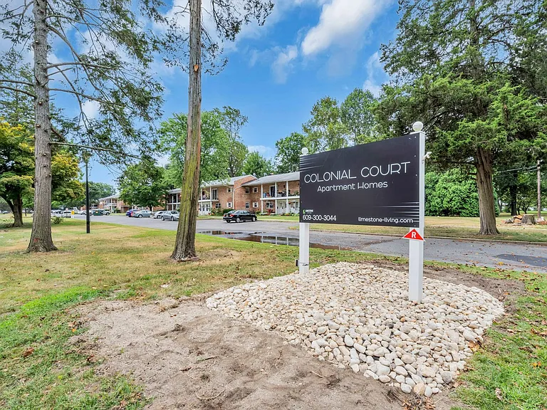 Colonial Court Apartments — Photo 26