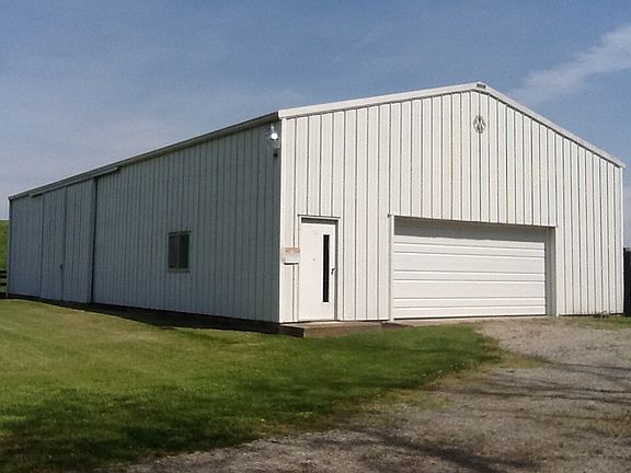 Large Barn w/ 2 Horse Stalls