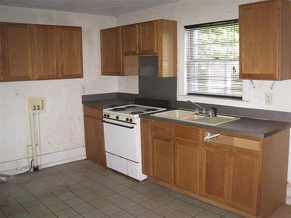 3rd image of 2454 Randall Ave