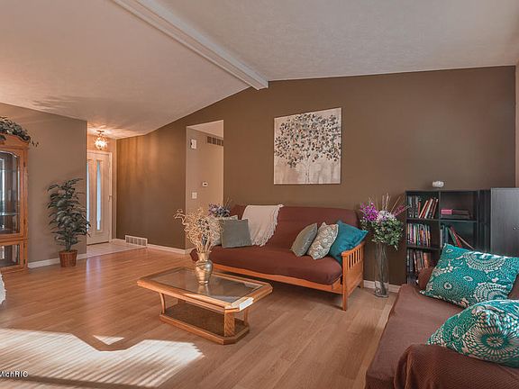 5th image of 3211 Brook Trl SE