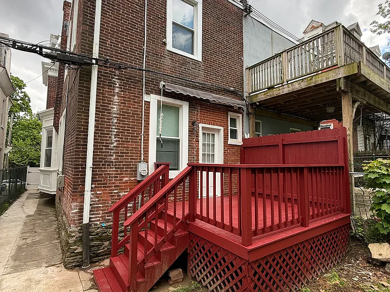 507 E Washington Ln — Photo 33