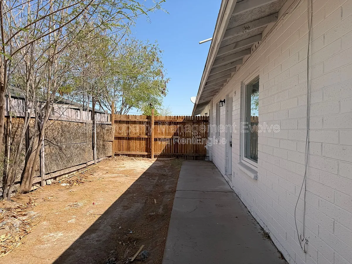 Building Photo - 3223 W Madison St #4