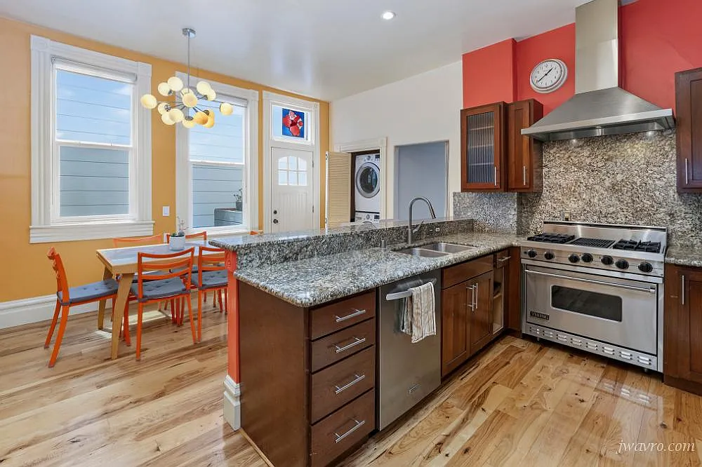 Gorgeous Top Floor Apt! Partially furnished or unfurnished — Photo 3