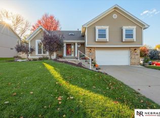 820 Oakland Ln, Papillion, NE 68046