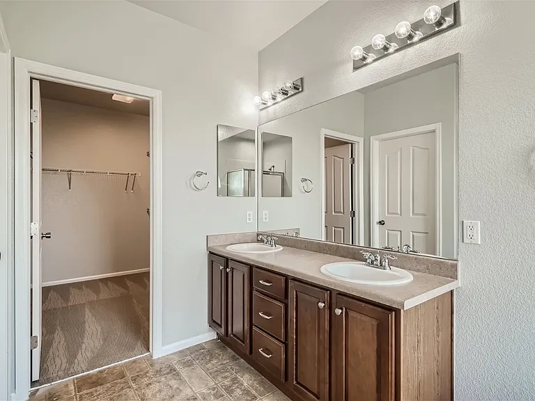 5489 Netherland St — Photo 18