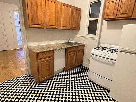 4th image of 209 E 88th St APT 4D