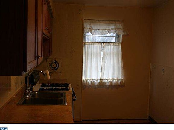 4th image of 910 Clifton Ave